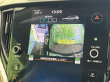 車両後方の映像に加えてガイド表示があり、駐車時に周囲との位置関係を確認しやすい画面です。目視で周辺を確かめながら、車庫入れや切り返しに活用できます。