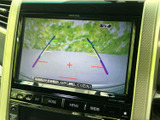 後方の映像に加えて進路の目安となるガイド線を表示し、駐車時の周囲確認をサポートします。車庫入れや幅寄せの際にも後方を確認しやすく、日常の駐車を助けてくれる便利な装備です。