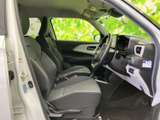運転席と助手席は落ち着いた色合いでまとめられ、座面と背もたれの形状も確認できます。ドアを開けた際の見通しがよく、乗り降りや着座時の雰囲気を確かめやすい室内です。