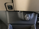 リアドアは乗り降りに便利な両側電動スライドドアです。また運転席に座っていながらスイッチ操作で自在にスライドドアを開け閉めできます。