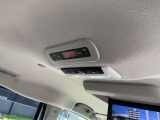 運転席前部には小物入れとUSB充電ポートがございます。