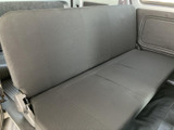 後席には横に広がるベンチシートを備え、複数人で乗る場面にも対応します。落ち着いた色合いのシートで、乗り降りの機会が多い日常使いにもなじみやすい室内空間です。