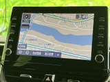 地図が画面いっぱいに表示され、周辺道路や現在地を確認しやすい案内画面です。縮尺変更や地点登録などの項目も見やすく配置され、目的地までの移動をサポートします。