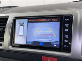 後方の見える安心をお届けするバックガイドモニター付:バックするときのアシストラインもあって楽々バック!車庫入れや縦列駐車をサポートし、苦手な駐車も安心です!今やもう手放せない装備ですネ♪