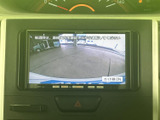 後方の映像を画面で確認でき、ガイド線の表示にも対応しています。駐車時に車両後方の状況を把握するための確認をサポートし、周囲を見ながら落ち着いて操作したい場面で役立ちます。