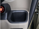 【運転席側ドリンクホルダー】ドライバーがすぐに取り出せる位置に配置されています!これでロングドライブも問題なしですね!