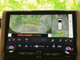 車両周辺の映像とガイド表示を画面で確認でき、駐車時の周囲確認をサポートします。車体の位置を把握しやすく、狭い場所での駐車や切り返しにも便利です。