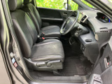 運転席と助手席はゆとりを感じる配置で、乗り降りの際も足元を確認しやすい空間です。前方の視界が広がり、運転する方も隣に座る方も落ち着いて過ごせます。