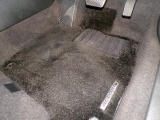 運転席の届きやすいところにドリンクホルダーがついています。視線をそらすことなく手に取れるので運転に集中できて安心ですね。