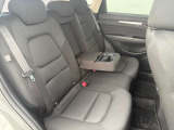 大切な友人を招きたくなる、落ち着きのある快適な後部座席です。A calm and cozy rear seat perfect for your friends.