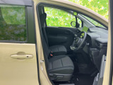 前席は視界が広く、運転席から前方や周囲を確認しやすいレイアウト。落ち着いた色合いのシートとすっきりした足元で、日常の移動もゆったり過ごせる空間です。