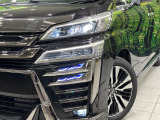 【シーケンシャルターンランプ付きLEDヘッドライト】人気の『流れるウィンカー』付きのLEDヘッドライトを装備♪高級感はもちろん、点灯時は存在感たっぷりで他車からも認識されやすく安心です。