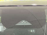 【エマージェンシーブレーキ】走行中に前方の車両等を認識し、衝突しそうな時は警報とブレーキで衝突回避と被害軽減をアシスト。より安全にドライブをお楽しみいただけます。