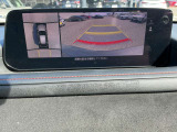 360&deg;ビューモニターでは4つのカメラで前後左右・俯瞰映像でドライバーからは見えない領域の危険認知をサポート。全周囲の死角を減らし、狭い駐車場や幅寄せ、丁字路進入時などの運転の安心感を高めます