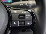 ◆アダプティブクルーズコントロール◆予め設定した車速内でクルマが自動的に加減速。前走車との適切な車間距離を維持しながら追従走行します。【LKAS】車線維持支援システムでステアリング操作を支援。