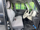 運転席まわりには十分なスペースがあり、大柄な方でもゆったり運転していただける環境です。