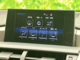 目的地や情報、設定などのメニューを画面にまとめて表示。エアコンやテレビ、オーディオの項目も確認でき、必要な機能を探しやすく、車内設備を活用する際に便利です。