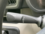 表示がレバー上にまとまり、運転席から必要な設定を確認しやすい配置です。雨天時など周囲の状況に合わせて使いやすく、日々の運転をサポートする実用的な装備です。