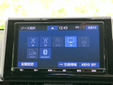 AM・FMやBluetoothなど、複数の音源を画面から選択できます。ソース名が表示されるため内容を確かめやすく、好みに合わせて音楽やラジオを楽しめます。