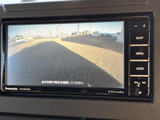 車両後方の映像を画面で確認でき、駐車時や後退時の周囲確認をサポートします。目視での確認とあわせて活用できるため、車庫入れなど日常の運転にも便利です。