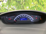 速度や燃料残量などを運転席正面で確認でき、表示がまとまっていて視線の移動を抑えやすい配置です。日々の走行時に必要な情報を把握しやすくなっています。