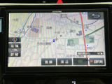 周辺の道路や施設を画面上で確認でき、目的地の設定にも活用できるナビ画面です。行き先の確認やルート選びをサポートし、初めて訪れる場所へのお出かけにも役立ちます。