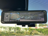後方や周囲の様子を画面で確認でき、駐車時の安全確認をサポートします。複数の視点を切り替えて見られるため、駐車枠への出し入れや周囲への配慮に役立つ装備です。