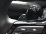 ◆減速セレクター装備◆ステアリングホイールの左右に取り付けられた2つのパドルスイッチで減速の強さを調整。 左側の「-」を操作すると減速を強く、右側の「+」を操作すると減速を弱くすることができます。