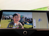 テレビ映像を大きな画面で楽しめる装備です。停車中の休憩時間に番組や映像を視聴でき、車内で過ごすひとときをより快適に演出します。地図表示との切り替えにも対応します。