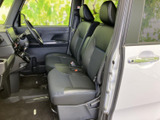 前席は座面と背もたれにゆとりがあり、運転席・助手席とも落ち着いて過ごせる配置です。周囲を見渡しやすい窓まわりで、乗り降りの際も開放感があります。