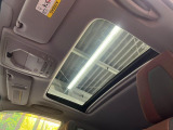 【サンルーフ】開放感たっぷりの希少装備、サンルーフが装着されています!車内に明かりを取り入れたり景色を楽しむ以外にも、車内の空気も簡単に換気できて快適です!