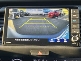 後方の様子を映すモニター画面に、車両の進路目安も表示されます。駐車時に周囲を確認する際の補助として活用でき、画面内の案内も見やすく日常の駐車をサポートします。