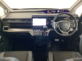 車内は光触媒抗菌消臭施工済です。インパネ周りはスタイリッシュなデザインで機能や装備も充実しています。グローブボックスやカップホルダーのほかにトレーなどたくさんの収納スペースが付いています。