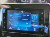 画面上にラジオ、時計、日付のほか、燃費や航続可能距離などの情報が表示されます。複数の情報をまとめて確認でき、日常の移動をサポートする便利な装備です。