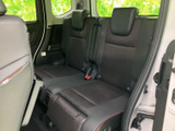 後席は横並びのシートにヘッドレストを備え、同乗者が落ち着いて座れる空間です。座面の広がりと窓から入る明るさが感じられ、家族や友人との移動にも活躍してくれます。