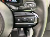 ステアリングには運転をサポートするスイッチ類を集約。必要な操作に手を伸ばしやすい位置にまとまり、日々の運転時にも扱いやすさを感じていただけます。
