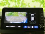 後方の映像と車両周囲の表示を画面で確認でき、駐車時の周囲確認をサポートします。目安線も表示されるため、車庫入れや切り返しの際に役立ちます。