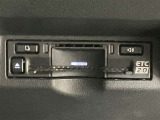 高速道路で便利な【ETC2.0】を装備しています。光ビーコン搭載で渋滞情報などナビゲーションと連動することで機能も充実いたします。他、観光施設に立ち寄るための高速料金割引サービス等もございます。