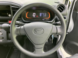 握りやすそうな形状のステアリングが運転席の正面に配置され、メーターやスイッチ類も視界に収まります。運転姿勢を整えやすく、毎日の移動でも自然に手を添えられます。