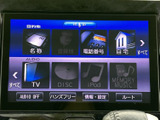 目的地検索や電話番号入力などのメニューに加え、テレビやディスクなどの音源も選べる画面です。行き先の設定から音楽の選択まで、日常の移動をサポートする機能がひと目で確認できます。