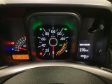 CVT車のセレクトレバーです。低速から高速まで、変速ショックのないスムーズな走りを実現するとともに、エンジン効率のよい領域を維持することで燃費にも貢献します。