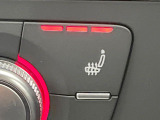 ●フロントシートヒーティング:運転席・助手席共に三段階で調節が可能なシートヒーターを装備しております。季節を問わず快適にご使用いただけます。