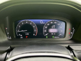 速度や各種車両情報をまとめて確認できる表示部を備え、運転中も必要な情報を把握しやすい配置です。表示が整理されており、走行前の確認にも便利にお使いいただけます。