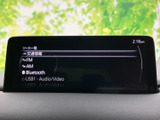 FMやAM、Bluetooth、USBなど複数の音源が一覧で表示され、選択肢を確認しやすい画面です。お好みの音源を選んで楽しめるため、通勤や休日の移動にも便利です。