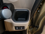 【ルームクリーニング】せっかく乗るならピカピカの車がいいですよね!当店は、他社では省きがちな細部に至るまで、徹底した清掃を行っております。