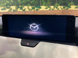 【12.3インチマツダコネクト】車内の雰囲気にマッチした大型ディスプレイ。スマホ接続でのナビ使用やBluetooth再生等、様々な機能が楽しめます。直感的なダイヤル操作が可能で、使い勝手も良好です。