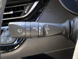 ワイパーの操作位置やAUTOの表示がレバー上で確認でき、雨天時に必要な操作を把握しやすい仕様です。前後のガラスに関する表示もまとめられており、天候に合わせて使い分ける際に便利です。