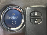 【スマートキー】カバンやポケットに入れたままでもドアの施錠・解錠が可能なスマートキーを装備。エンジンのオン・オフ時もカギを取り出す必要が無いからとっても便利です♪