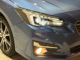 【LEDヘッドライト】悪天候や夜間走行時も良好な視界を確保し安心して運転できる高輝度LEDヘッドライトを装備!点灯速度が早く、消費電力も抑えられています。