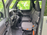 前席は視界が広く、運転席から前方や左右を確認しやすいレイアウトです。落ち着いた色調のシートとすっきりした足元で、日々の乗車も快適に過ごせます。